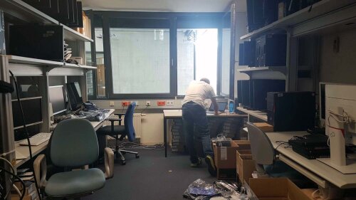 Ein Mitarbeiter der IT-Abteilung der ThULB in seinem Büro.