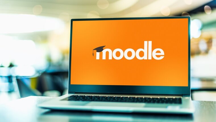 Moodle-Logo auf Laptopbildschirm